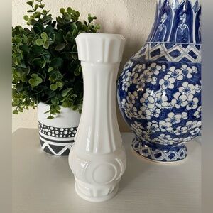 VTG ART DECO WHEATON MILK GLASS BULLSEYE PATTERN FLUTED HEXAGON RIM BUD VASE 9"T